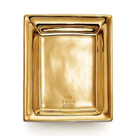 Vide poche in porcelain with a gold hand-painted finish. | Tiffany & Co.