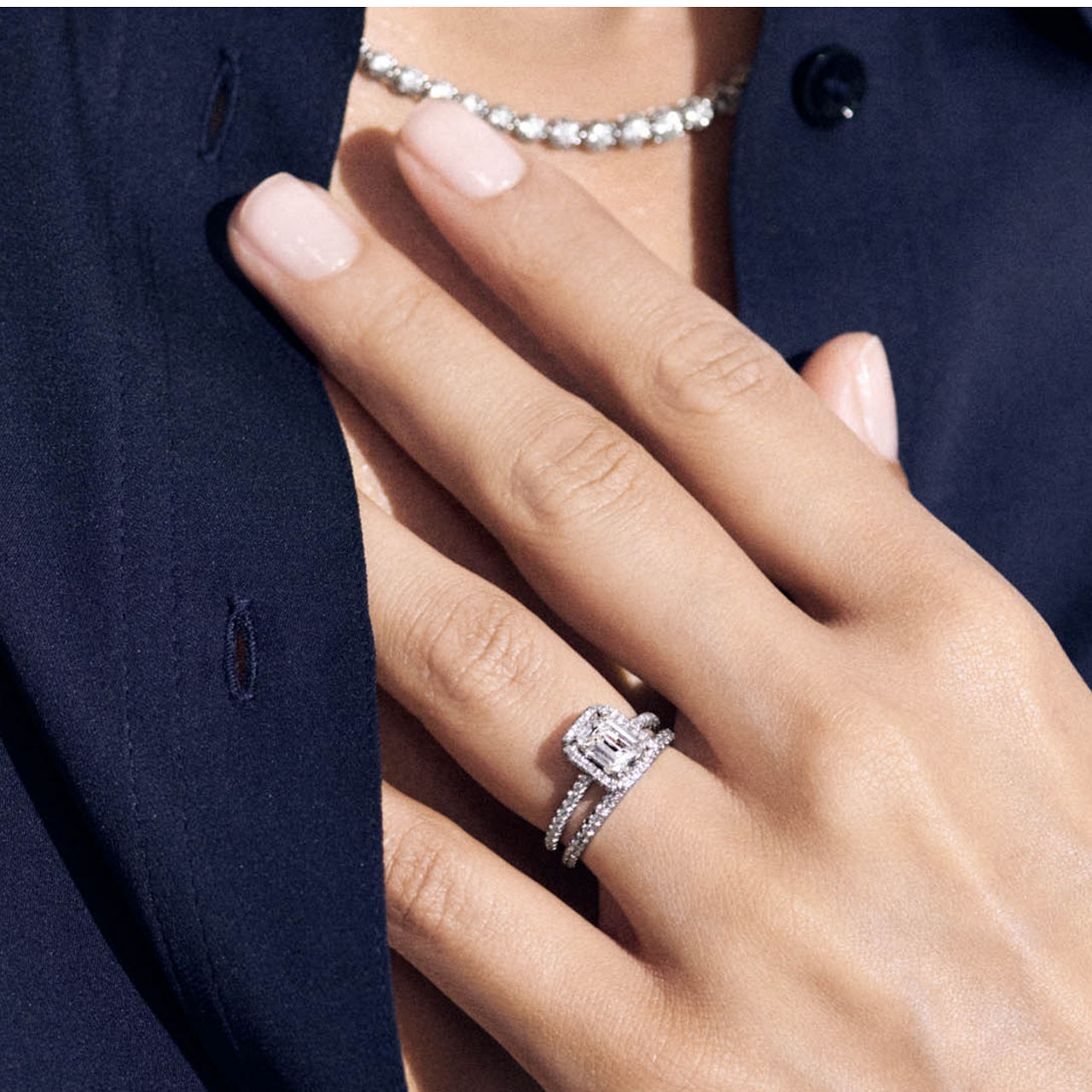 Quelle alliance associer à une bague de fiançailles avec diamant taille émeraude ?