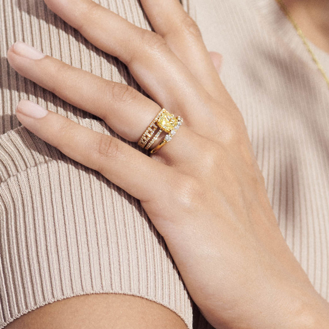 Quelle alliance associer à une bague de fiançailles avec diamant taille coussin ?