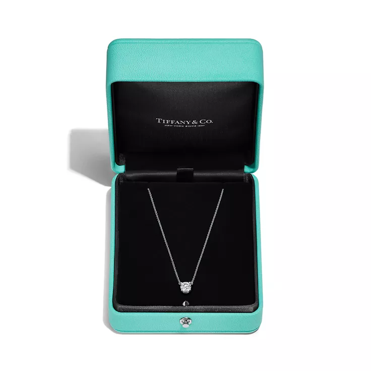 Tiffany Solitaire: Diamond pendant, 5