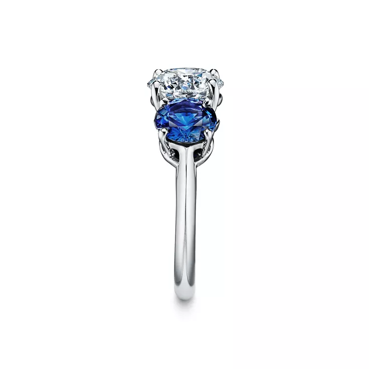 Tiffany Three Stone: Verlobungsring mit Saphir-Seitenedelsteinen in Platin, 4