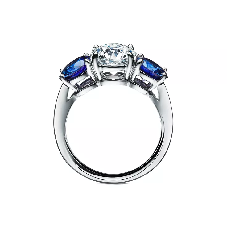 Tiffany Three Stone: Verlobungsring mit Saphir-Seitenedelsteinen in Platin, 5