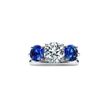 Tiffany Three Stone: Verlobungsring mit Saphir-Seitenedelsteinen in Platin, 6
