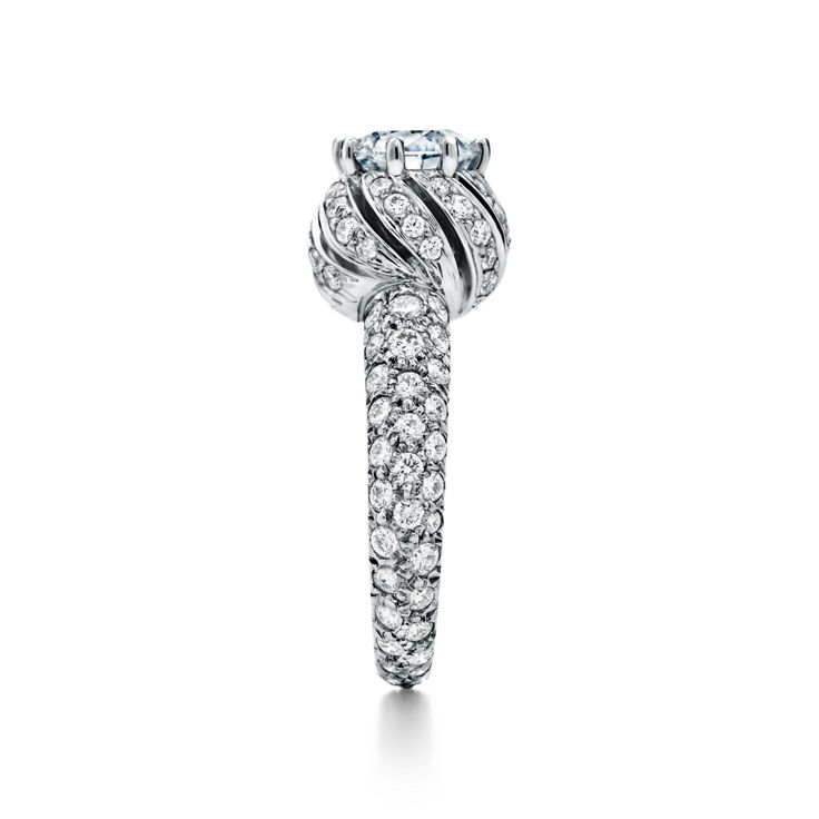 Schlumberger by Tiffany & Co.™: by Tiffany & Co.™: Knospen-Verlobungsring im runden Brillantschliff mit einem Diamantring in Platin Bildnummer 1