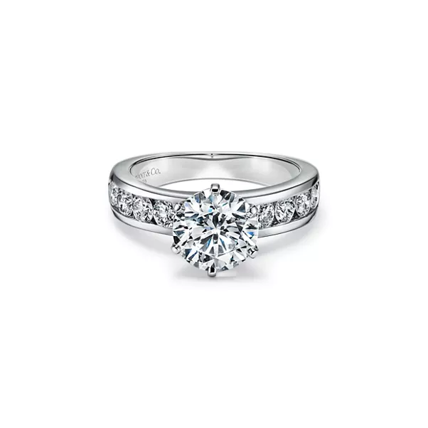 Verlobungsring mit einem Diamantring in Channel-Fassung in Platin