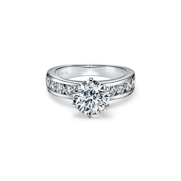 Tiffany® Setting:Verlobungsring mit einem Diamantring in Channel-Fassung in Platin