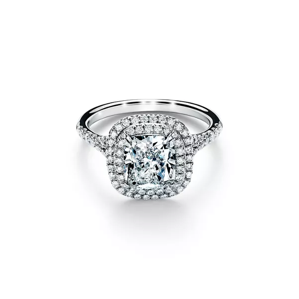  Verlobungsring mit Doppelkranz im Cushion-Schliff mit einem Diamantring in Platin