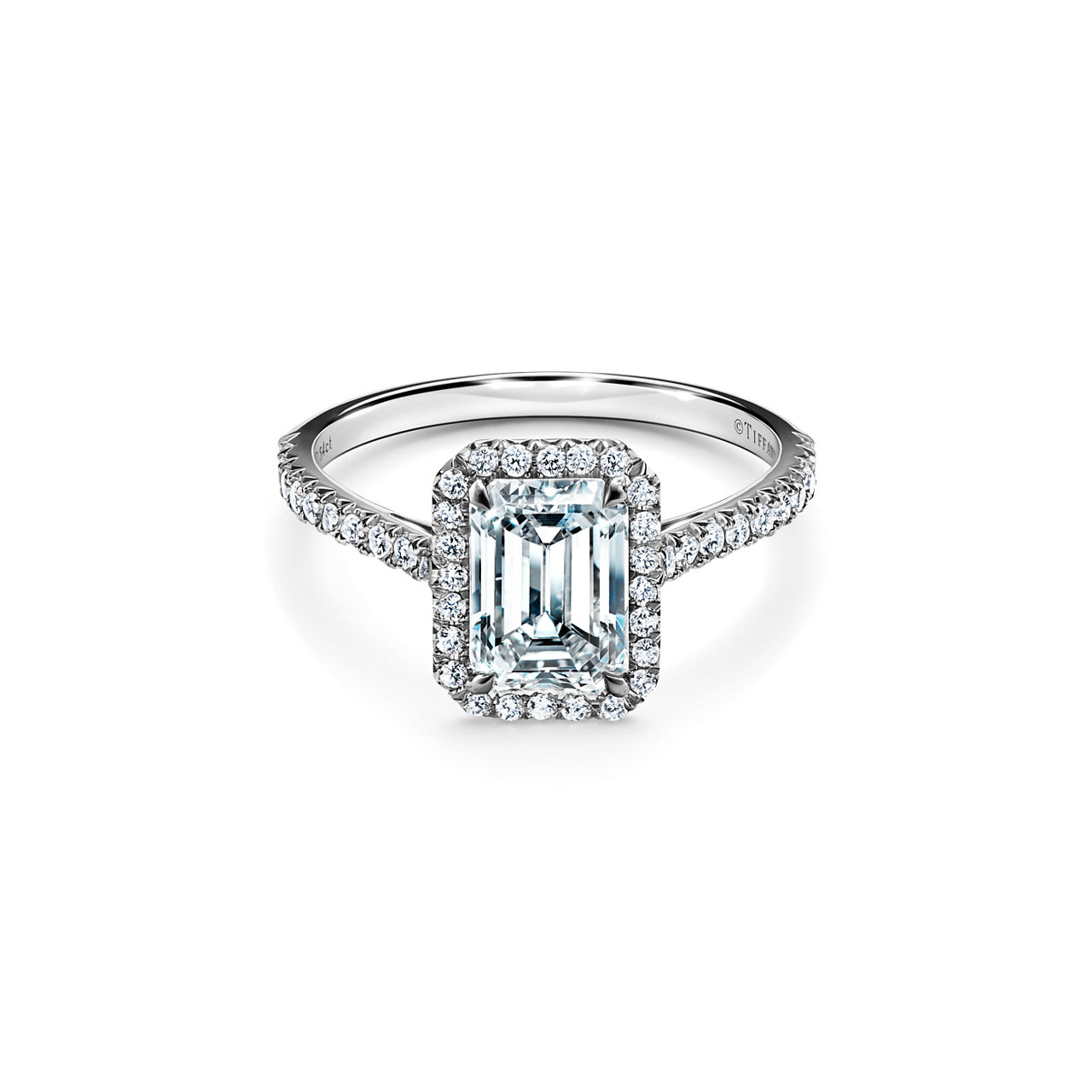 Tiffany Soleste: Verlobungsring mit Kranz in Smaragdschliff mit einem Diamantring in Platin | Tiffany & Co. Deutschland