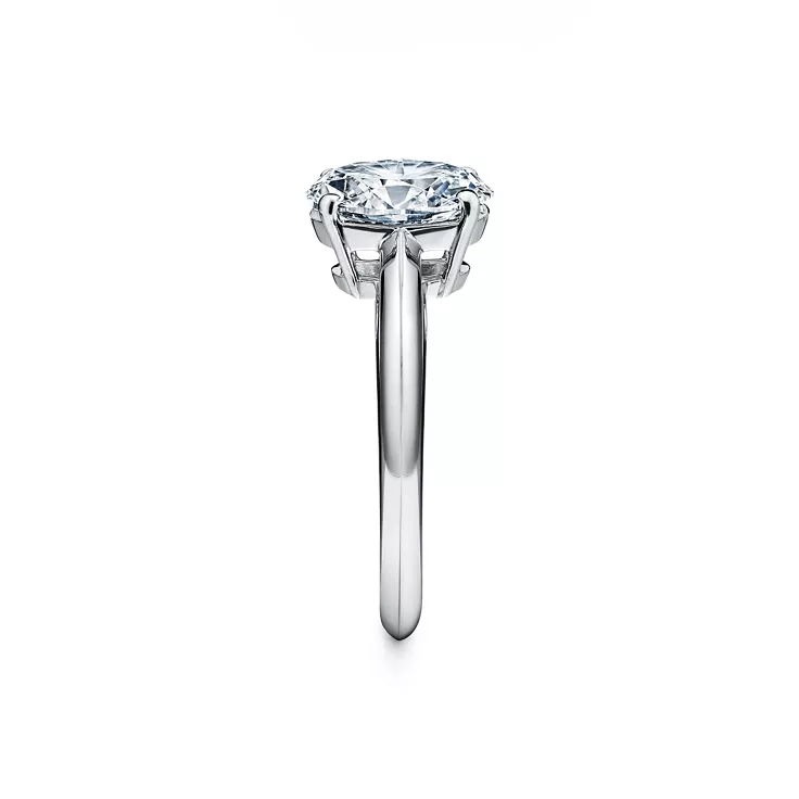 Anillo de compromiso en platino con diamantes en talla ovalada, 4
