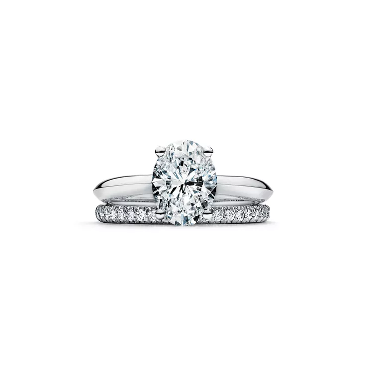 Anillo de compromiso en platino con diamantes en talla ovalada, 6