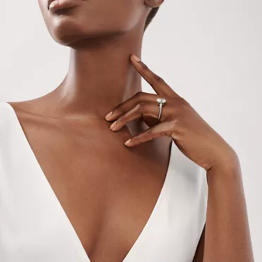 Anillo de compromiso en platino con diamantes en talla ovalada, 2