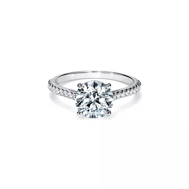 Anillo de compromiso redondo brillante con alianza en platino con diamantes en pavé