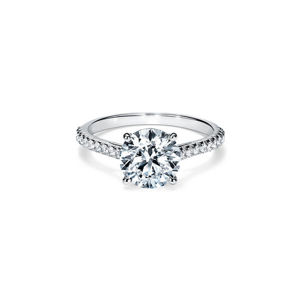 Tiffany Novo®: Verlobungsring im runden Brillantschliff mit einem Pavé-Diamantring in Platin