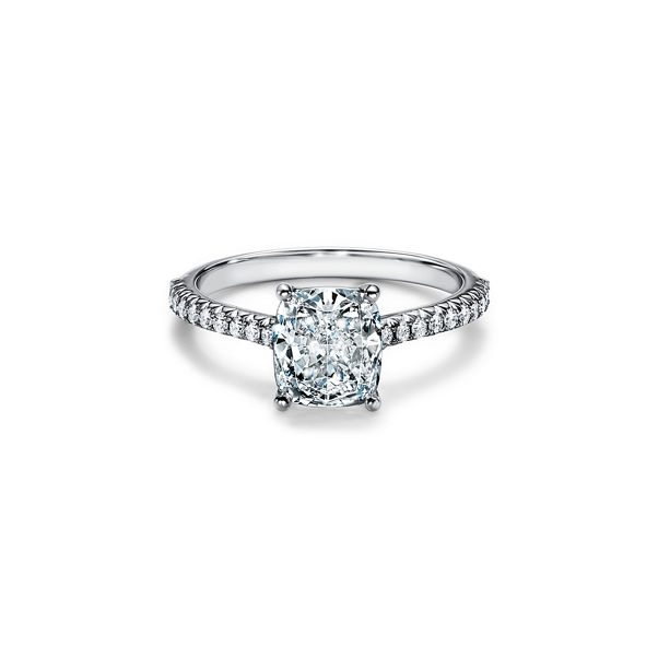 Tiffany Novo®: Verlobungsring im Cushion-Schliff mit einem Pavé-Diamantring in Platin