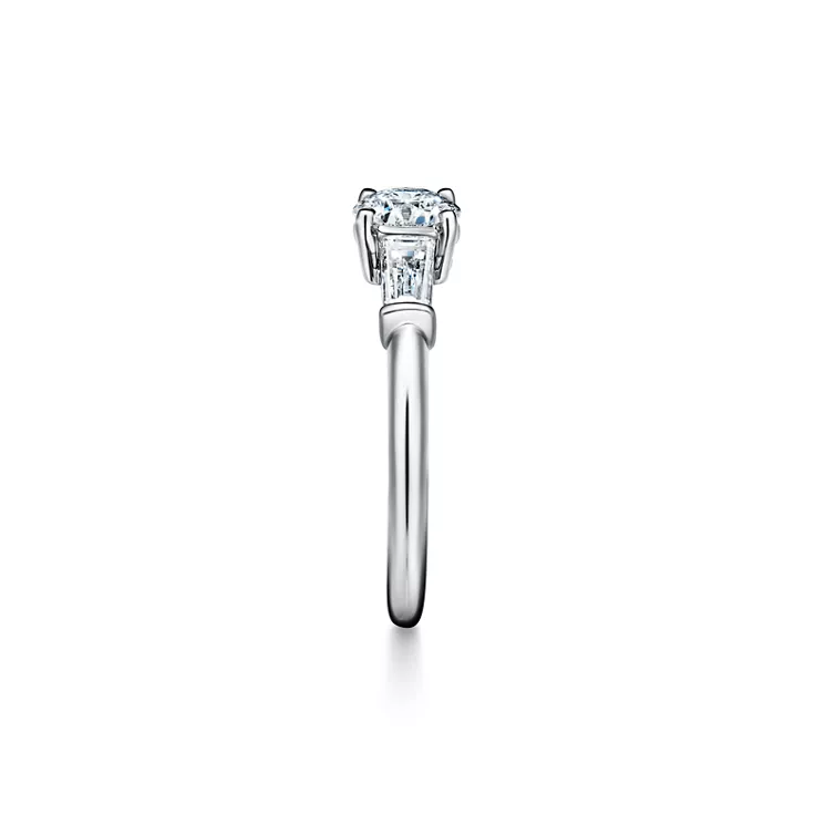 Tiffany Three Stone: Verlobungsring mit Seitenedelsteinen im Baguetteschliff in Platin, 4