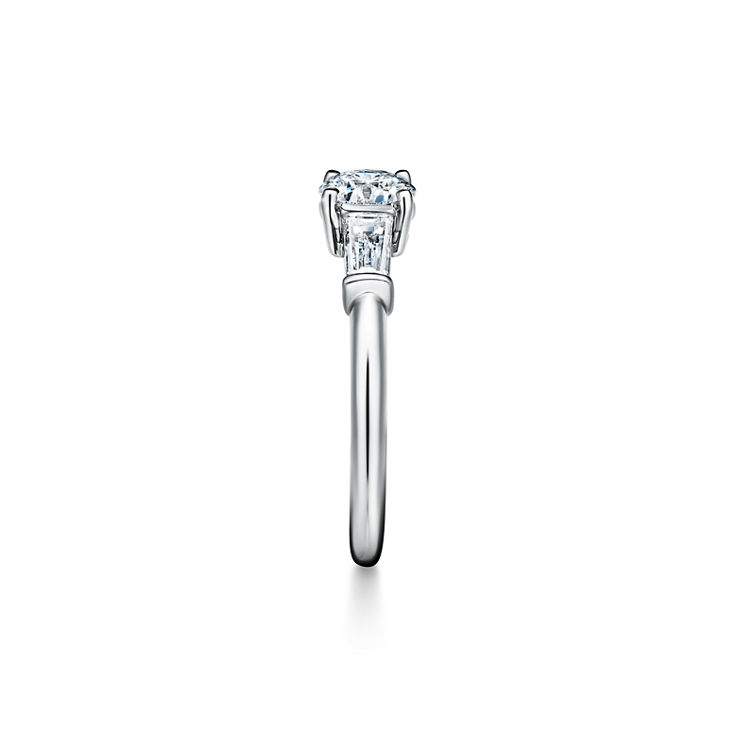 Tiffany Three Stone: Verlobungsring mit Seitenedelsteinen im Baguetteschliff in Platin Bildnummer 4