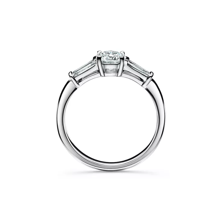 Tiffany Three Stone: Verlobungsring mit Seitenedelsteinen im Baguetteschliff in Platin, 5