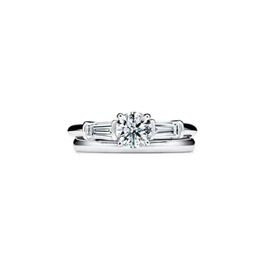Tiffany Three Stone: Verlobungsring mit Seitenedelsteinen im Baguetteschliff in Platin, 6