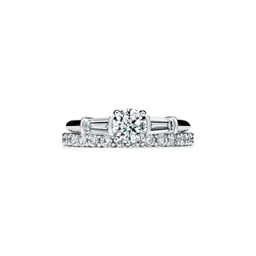 Tiffany Three Stone: Verlobungsring mit Seitenedelsteinen im Baguetteschliff in Platin, 7
