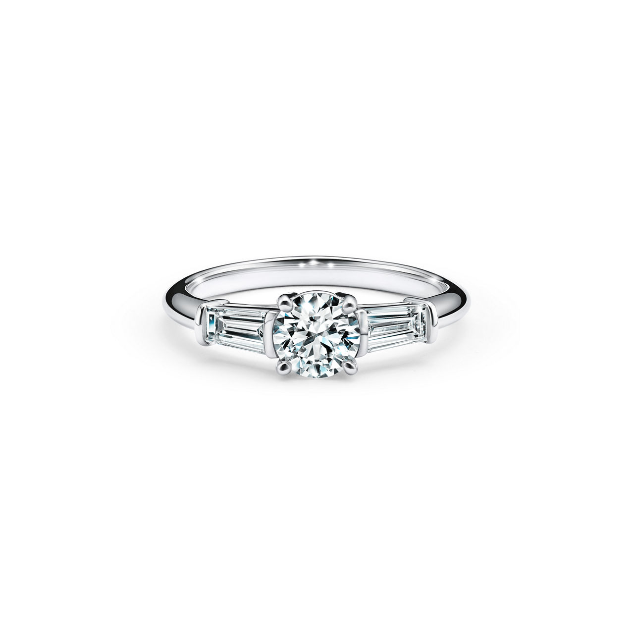 Tiffany Three Stone: Verlobungsring mit Seitenedelsteinen im Baguetteschliff in Platin Bildnummer 0