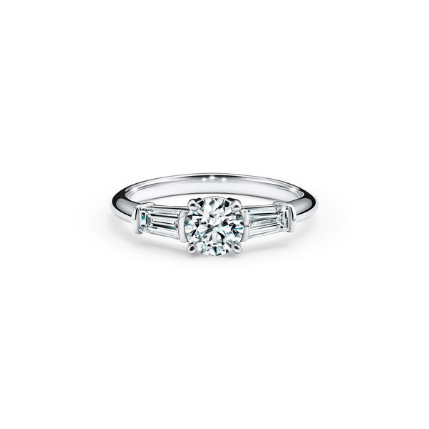 Tiffany Three Stone: Verlobungsring mit Seitenedelsteinen im Baguetteschliff in Platin