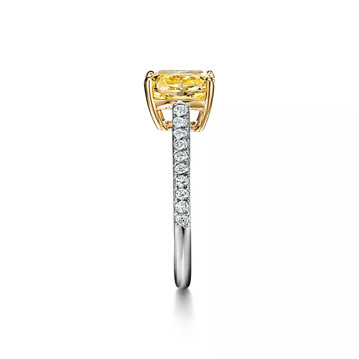 Tiffany Novo®:Anillo de compromiso con alianza en platino con diamantes amarillos en pavé, 4