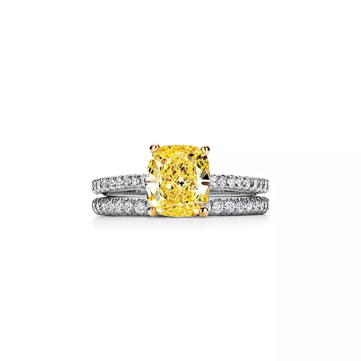 Tiffany Novo®:Anillo de compromiso con alianza en platino con diamantes amarillos en pavé, 6