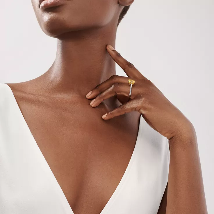 Tiffany Novo®:Anillo de compromiso con alianza en platino con diamantes amarillos en pavé, 1
