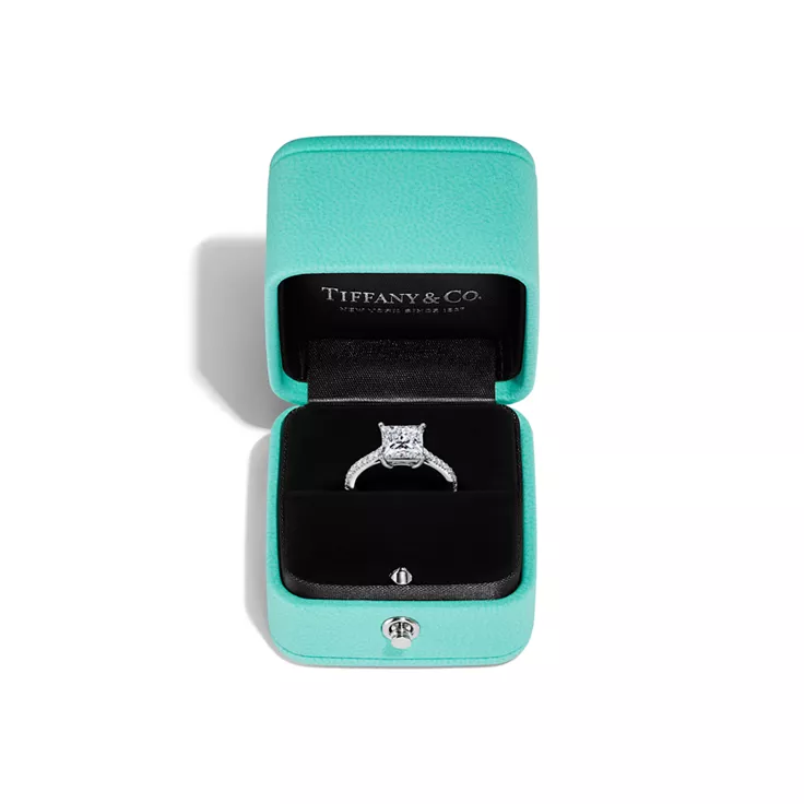 Tiffany Novo&reg;: Verlobungsring im Prinzess-Schliff mit Diamantring in Pav&eacute;-Fassung in Platin, 8