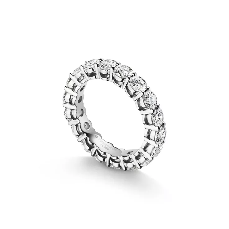 Collezione Tiffany Forever:Fedina in platino con giro completo di diamanti, 3,7 mm, 4