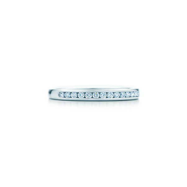 Tiffany® Setting: Ehering in Platin mit Halbkreis an Diamanten, 2 mm