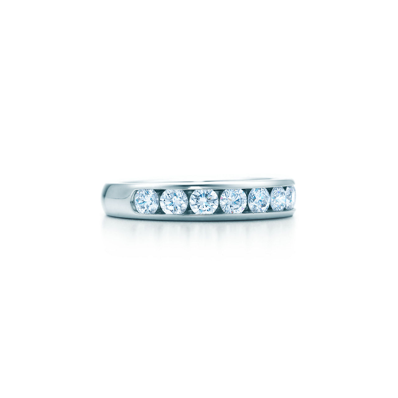 Tiffany® Setting: Ehering in Platin mit Halbkreis an Diamanten, 3,9 mm Bildnummer 0