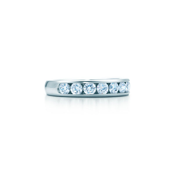 Tiffany® Setting: Ehering in Platin mit Halbkreis an Diamanten, 3,9 mm