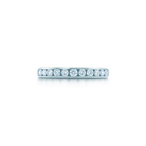 Tiffany® Setting: Ehering in Platin mit Halbkreis an Diamanten, 3 mm