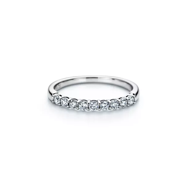 Alianza en platino con medio círculo de diamantes, 2,2 mm