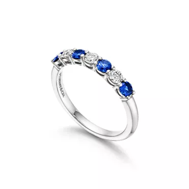 Collezione Tiffany Forever:Fedina in platino con mezzo giro di diamanti e zaffiri, 2