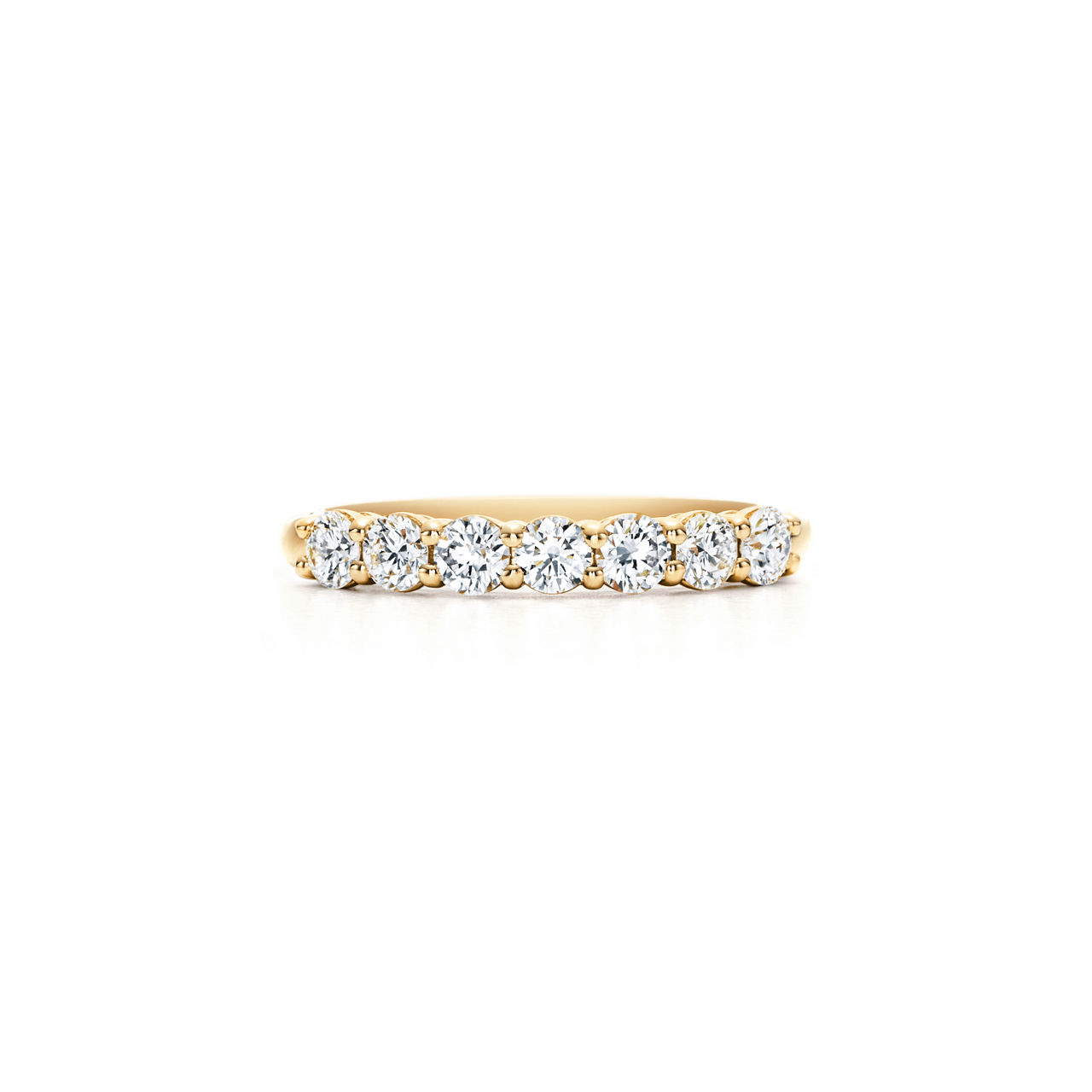 Alliance en or jaune 18 carats et demi-tour de diamants. 3 mm.