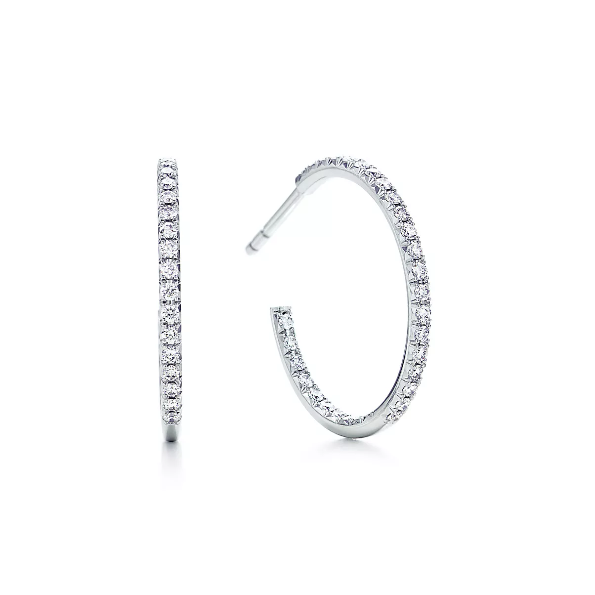 Tiffany Metro Earrings 18K 화이트 골드와 팔라듐 라운드 브릴리언트 다이아몬드 One Scale
