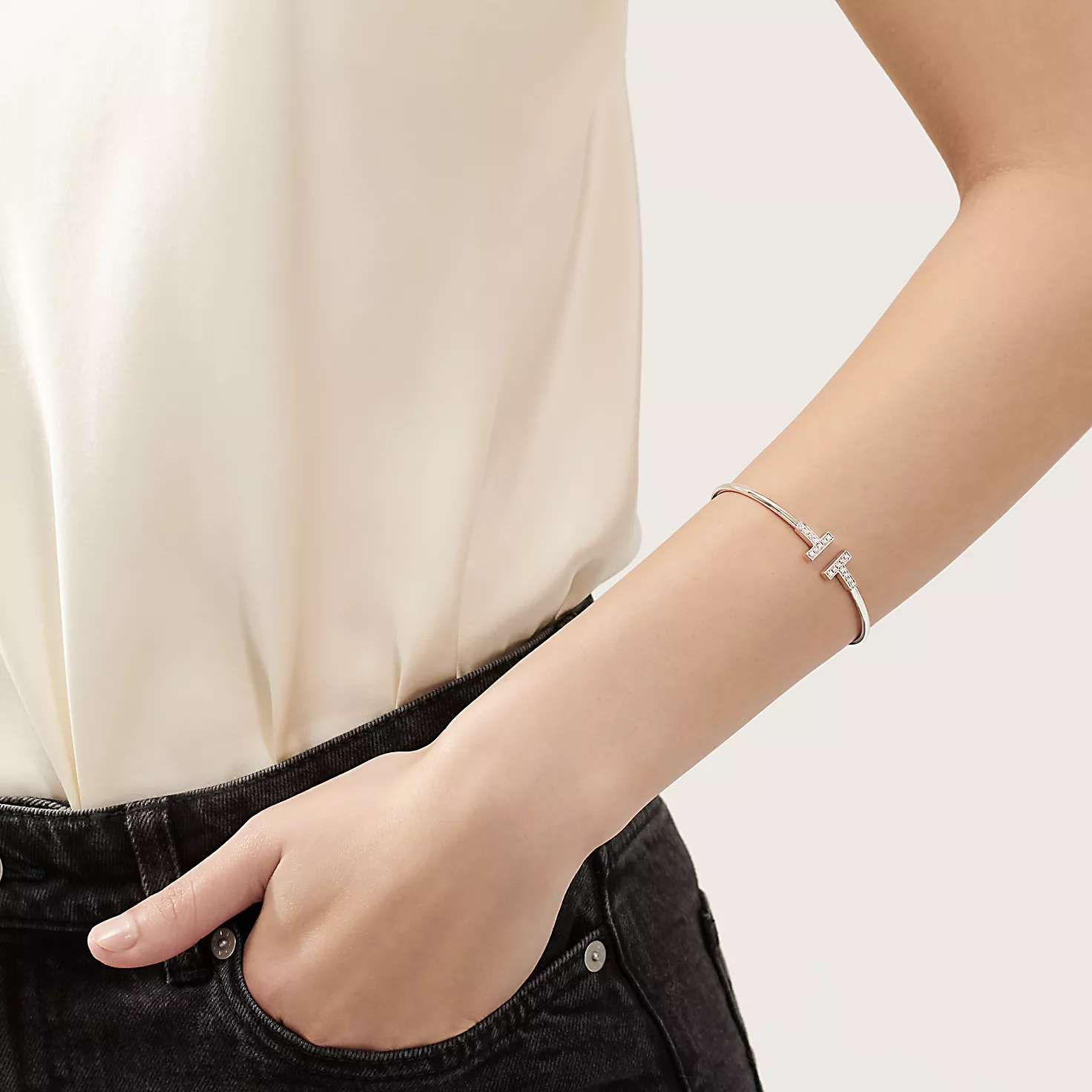 Tiffany T:다이아몬드 와이어 브레이슬릿, 18K 화이트 골드 이미지 번호 1
