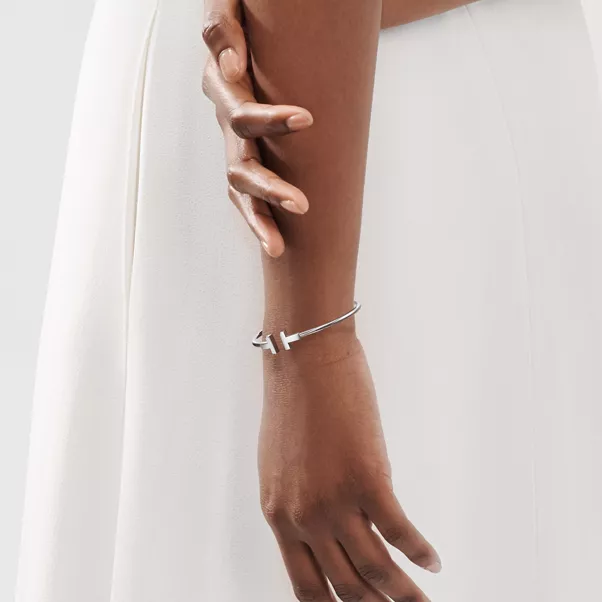 Narrow Wire Bracelet in White Gold