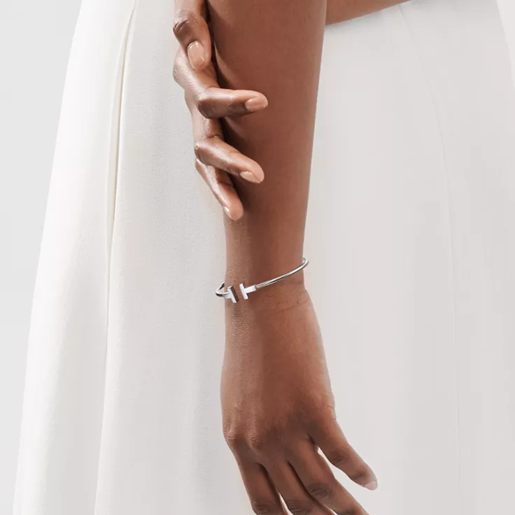 Tiffany T:Narrow Wire Bracelet in White Gold, 1