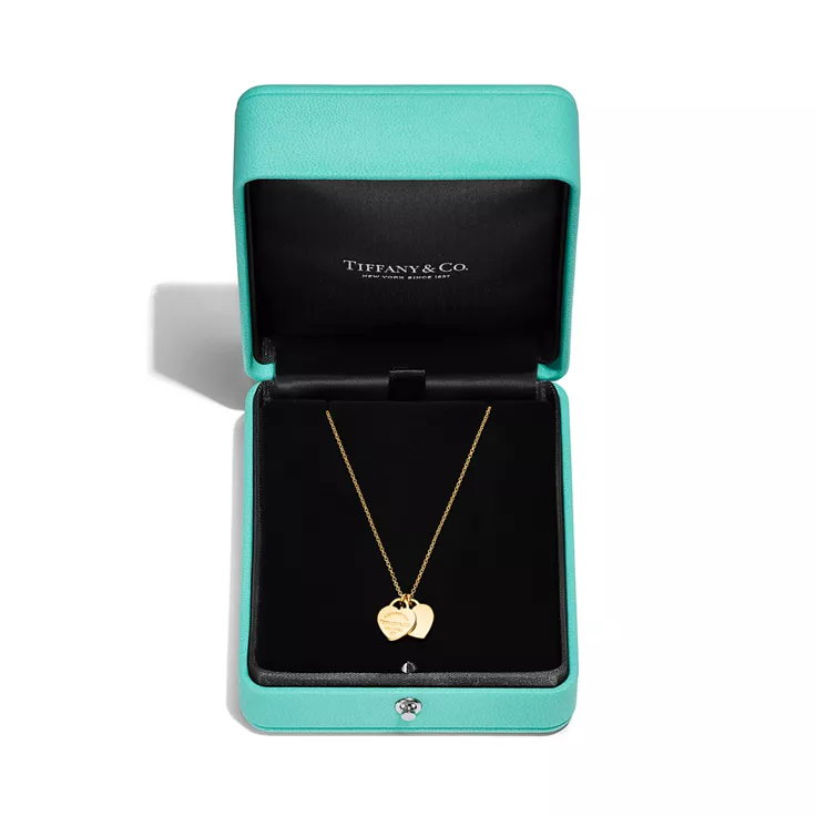 Collezione Return To Tiffany&trade;:Pendente Double Heart Tag in oro giallo, mini, 4