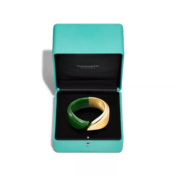 Elsa Peretti&reg;:Feather Cuff in Yellow Gold with Green Nephrite Jade, 4