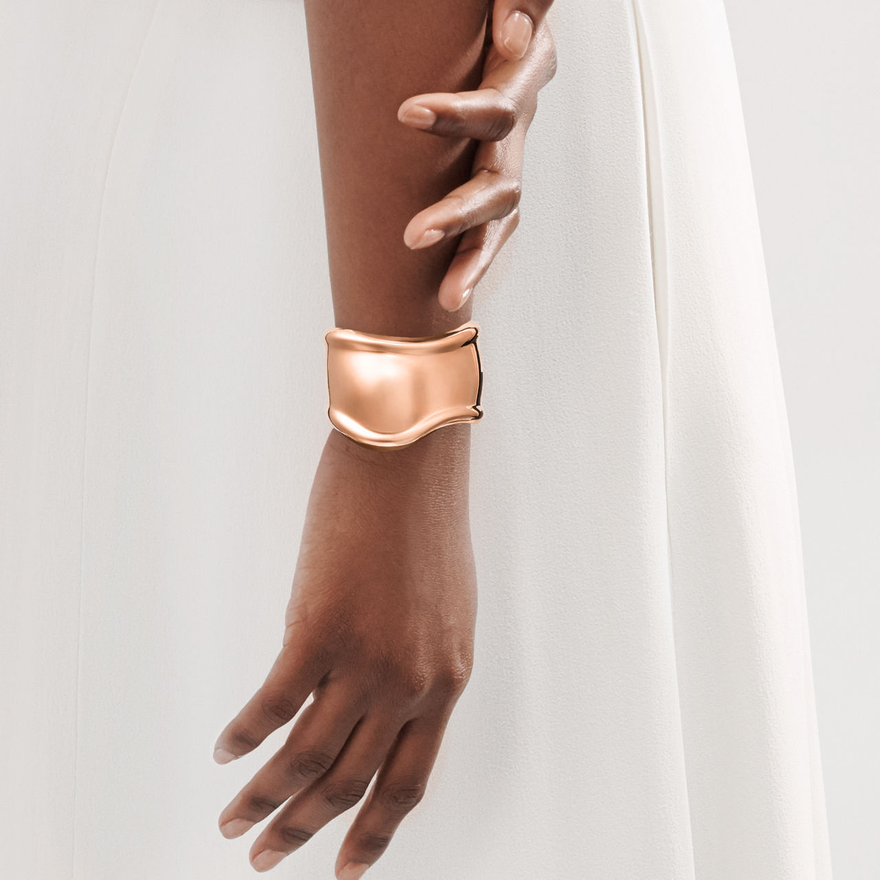 Brazalete Bone pequeño en oro rosa de 18 quilates