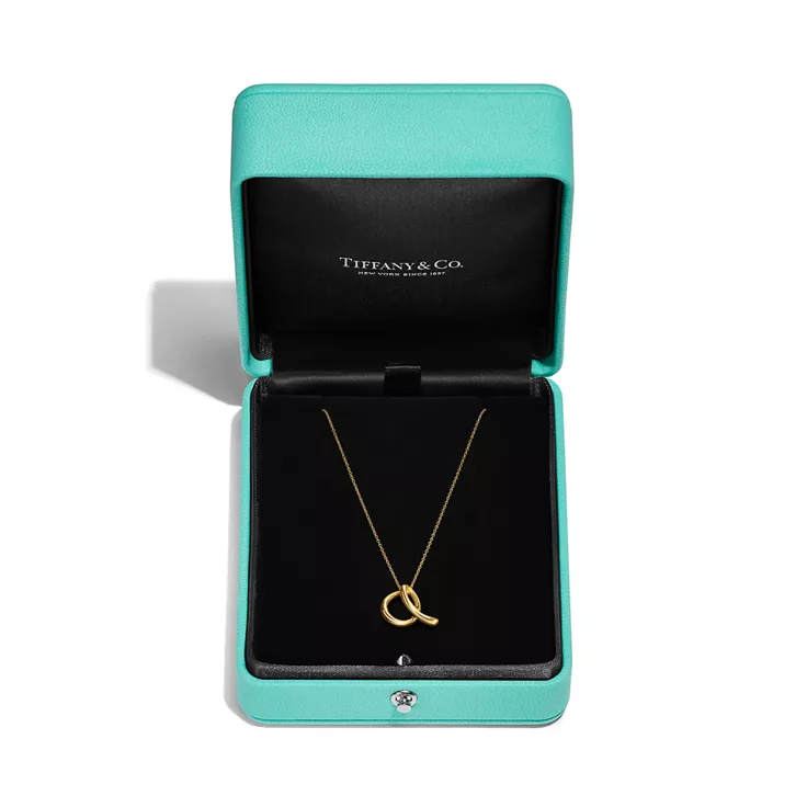 Elsa Peretti®:Small Alphabet Pendant in Yellow Gold, 4