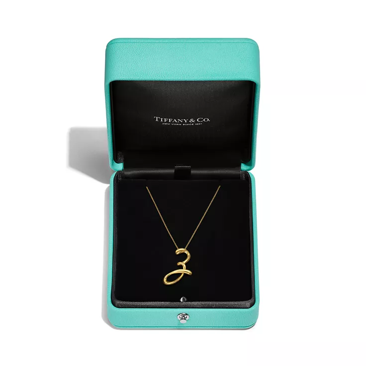 Elsa Peretti&reg;:Small Alphabet Pendant in Yellow Gold, 4