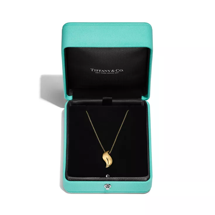 Elsa Peretti&reg;:Feather Pendant in Yellow Gold, 5