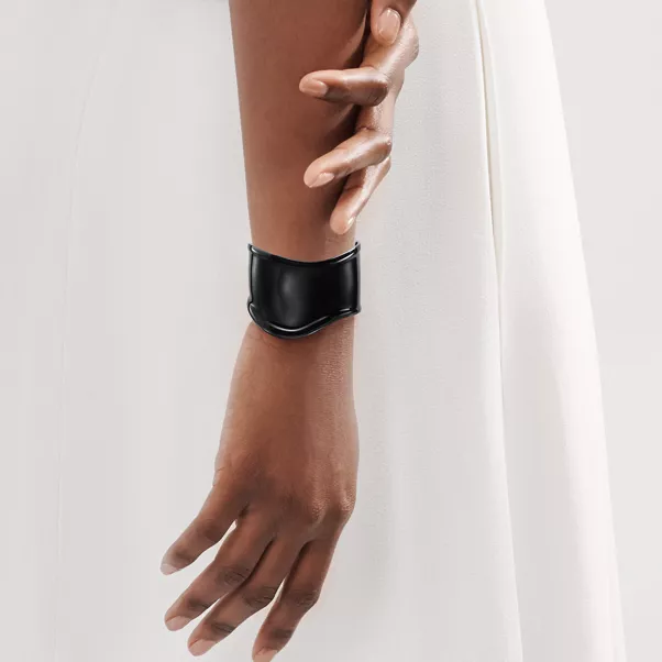 Brazalete Bone pequeño con acabado negro sobre cobre