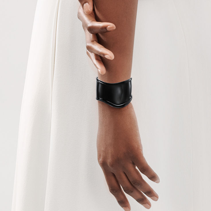 Elsa Peretti®:Small Bone Cuff in Black Finish over Copper image number 1