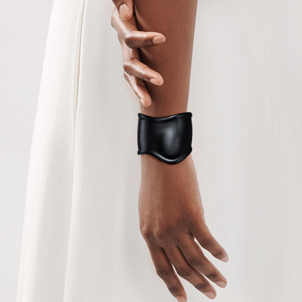 Elsa Peretti®:Medium Bone Cuff in Black Finish over Copper